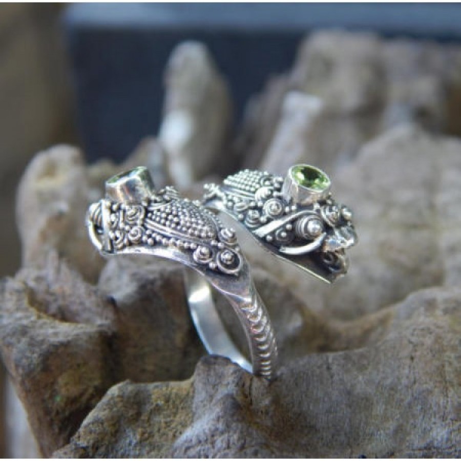 ... Cincin perak motif 2 kepala ular 100096. keyboard_arrow_left keyboard_arrow_right